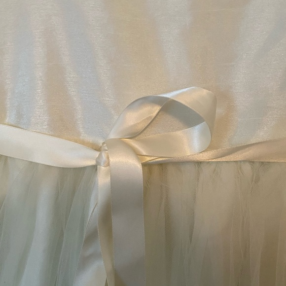 PIPPA & JULIE - CREAM FORMAL DRESS - Picture 2 of 7